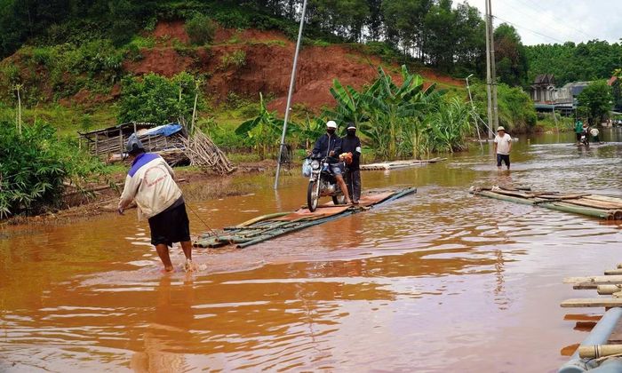 Người dân muốn đi qua đoạn đường phải thuê bè, mảng kéo qua.