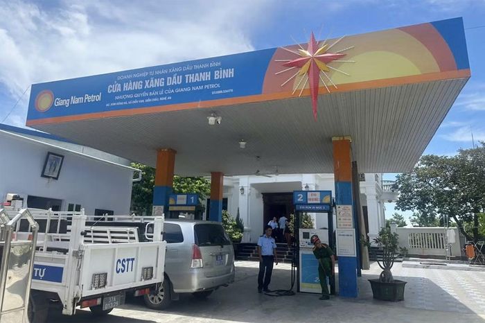Lực lượng Quản lý thị trường tỉnh Nghệ An kiểm tra đột xuất cửa hàng xăng dầu Thanh Bình (xã Đức Châu).
