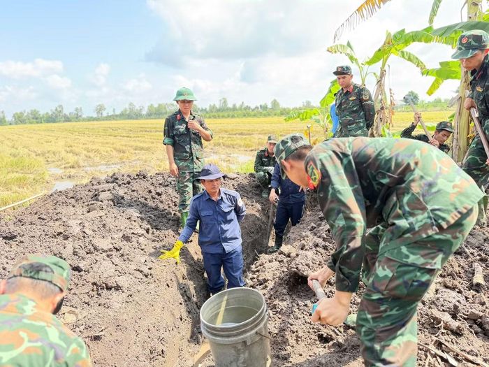 Sau 3 ngày tìm kiếm, lực lượng chức năng đã tìm thấy hài cốt nữ du kích Nguyễn Thị Út, hy sinh năm 1969 tại xã Trường Long Tây.