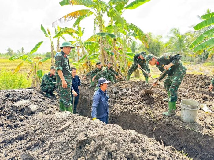 Lực lượng chức năng tìm kiếm hài cốt liệt sĩ Nguyễn Thị Út.