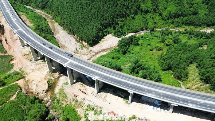 Theo ông Hiệp, dự án hiện bước vào giai đoạn hoàn thiện cuối cùng để kịp bàn giao tuyến chính. Đối với các hạng mục bổ sung vừa được Bộ Xây dựng phê duyệt, Ban QLDA sẽ tiếp tục đôn đốc triển khai nhằm hoàn thành toàn bộ dự án vào cuối năm 2026.