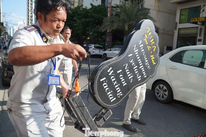Những biển hiệu vừa "trắng" tiếng Việt, vừa đặt để lấn chiếm vỉa hè bị "dẹp" ngay trong chiều.