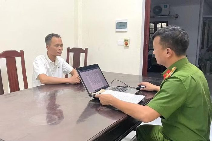 Cơ quan Công an lấy lời khai một đối tượng trong vụ án.