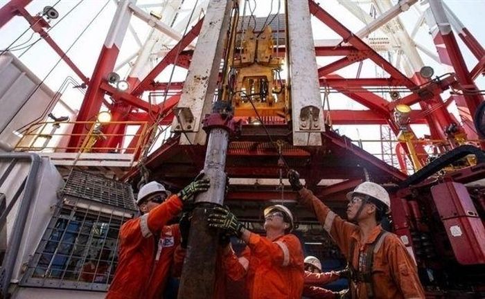 Người lao động dầu khí làm việc trên giàn khoan mỏ Chim Sáo. Ảnh minh họa