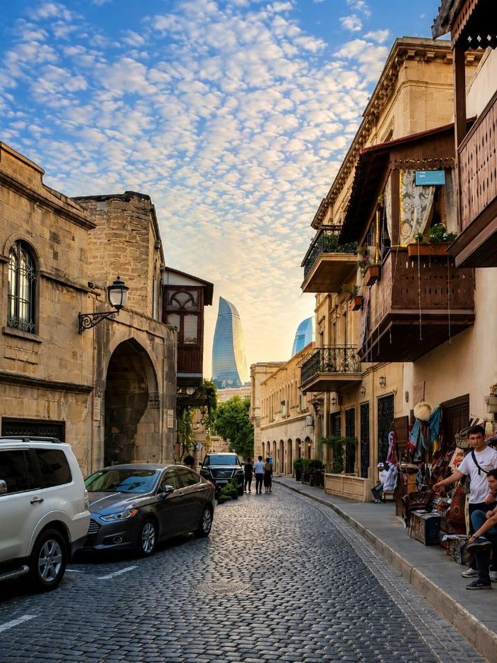 Giữa những con đường đá và những tòa tháp hiện đại phía xa là hình ảnh một Baku luôn gìn giữ quá khứ để bước tới tương lai.
