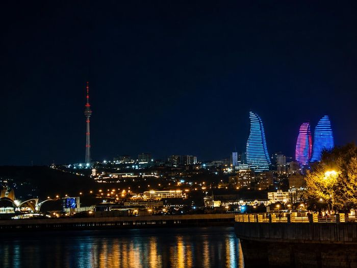 Flame Towers - biểu tượng của một Baku hiện đại, nơi lịch sử dầu mỏ và khát vọng về tương lai năng lượng cùng song hành.