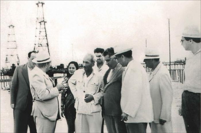 Chủ tịch Hồ Chí Minh trong chuyến thăm khu công nghiệp dầu lửa Baku, Azerbaijan, ngày 23/7/1959.