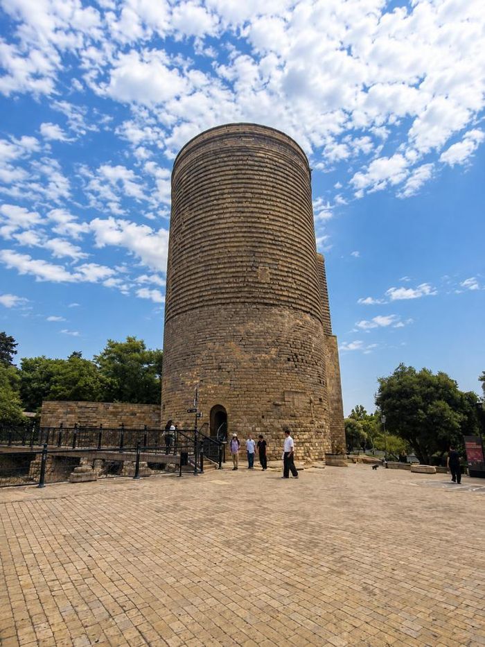 İçərişəhər (Old City) - trái tim hơn 800 năm tuổi của Baku, Di sản Thế giới được UNESCO công nhận, nơi lưu giữ lịch sử của thành phố từ trước khi dầu mỏ thay đổi vận mệnh vùng đất này.