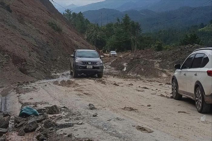 Lực lượng chức năng khẩn trương khắc phục sạt lở, thông tuyến tại Km8+100, đường tỉnh Mù Cang Chải - Mường La (ĐT.175b), bảo đảm giao thông trở lại.