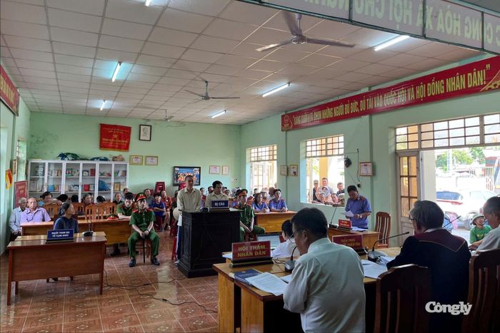 Quang cảnh phiên tòa lưu động xét xử các vụ án về ma túy và sử dụng trái phép vũ khí quân dụng, thu hút đông đảo người dân đến theo dõi.