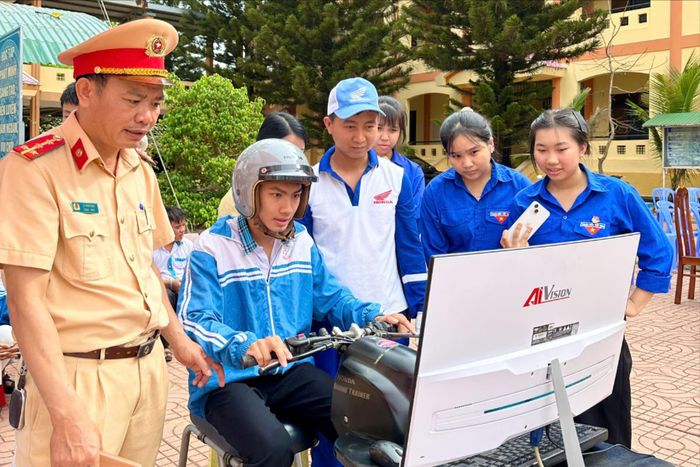 CSGT Công an tỉnh Đắk Lắk hướng dẫn học sinh chấp hành an toàn giao thông