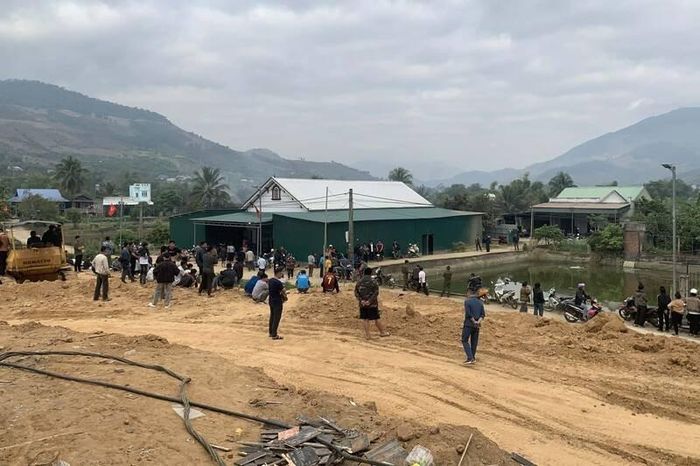Hàng trăm công nhân tập trung tại công trường xây dựng để đòi tiền nhà thầu vì Bùi Văn Hưng không thanh toán công nợ (Ảnh LĐ).