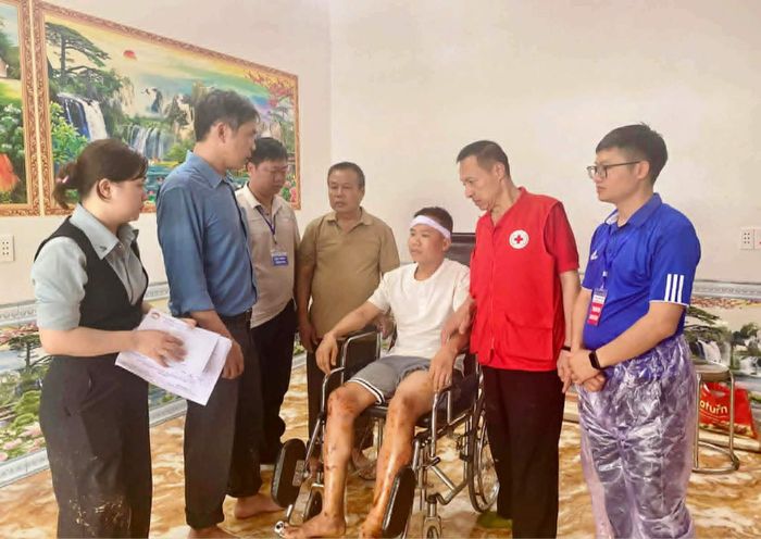Anh Hải bị thương phải ngồi xe lăn. Ảnh: M.T