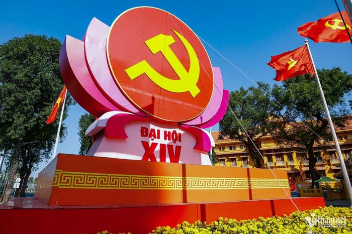 Biểu tượng Đại hội 14 cùng cờ Đảng, cờ Tổ quốc được trang trí dịp Đại hội 14 của Đảng. Ảnh: Thạch Thảo