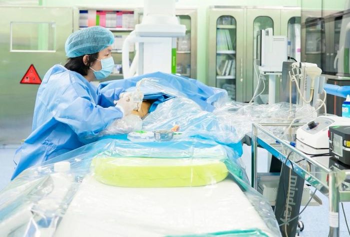 Bác sĩ can thiệp mạch máu cho một bệnh nhân. Ảnh: BSCC.