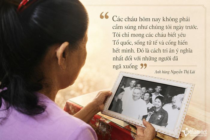 Bà Lài xem lại bức ảnh chụp cùng Bộ trưởng Bộ Công an Trần Quốc Hoàn tại Hội nghị tuyên dương Anh hùng các lực lượng An ninh miền Nam năm 1976