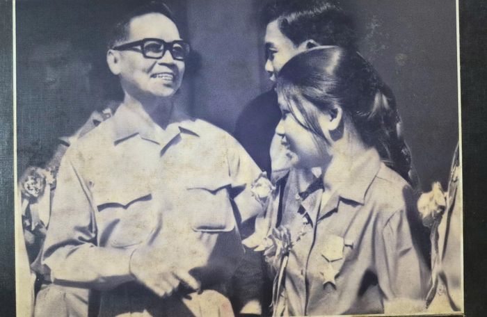 Anh hùng Nguyễn Thị Lài (phải) trò chuyện với Chủ tịch Chính phủ Cách mạng lâm thời Huỳnh Tấn Phát. Ảnh tư liệu