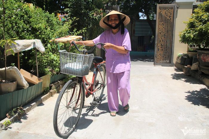 Ở tuổi xế chiều, anh hùng Nguyễn Thị Lài vẫn giữ nếp sống giản dị, thường ngày đi về trên chiếc xe đạp cũ quen thuộc