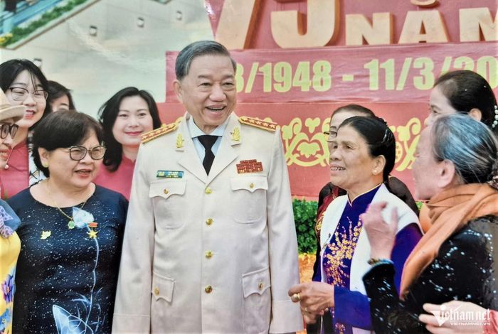Anh hùng Nguyễn Thị Lài (áo gile trắng, bên phải) trò chuyện với Bộ trưởng Công an Tô Lâm (nay là Tổng Bí thư, Chủ tịch nước) tại Lễ kỷ niệm 75 năm Ngày truyền thống xây dựng lực lượng Công an nhân dân (11/3/1948 - 11/3/2023)