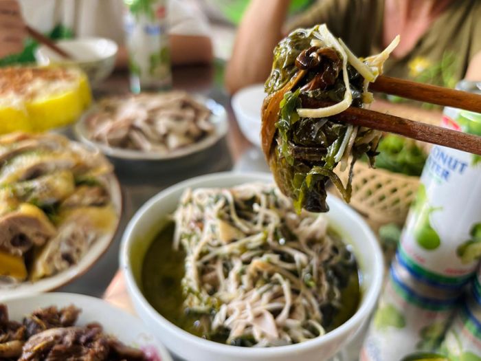 Xương lươn giã nhuyễn làm chả, cuốn cùng thịt lươn rồi bọc trong lá lốt