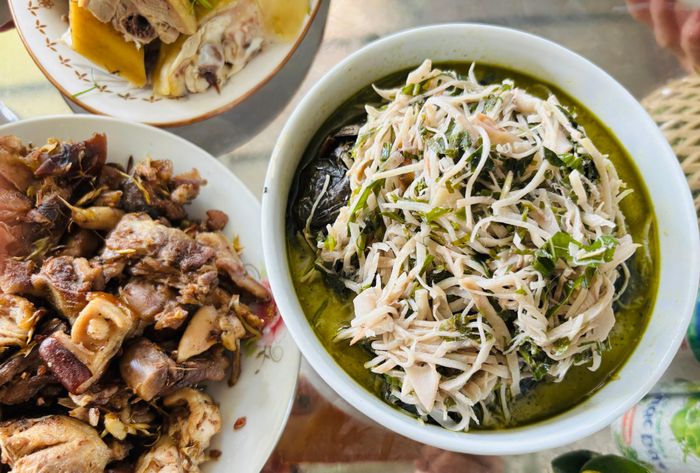Củ chuối om lươn là món ăn dân dã ở vùng đồng bằng Bắc bộ, từng được nhắc đến trong câu ca dao "Cá rô quyện với nồi rang/Còn như củ chuối, lươn vàng quyện nhau”