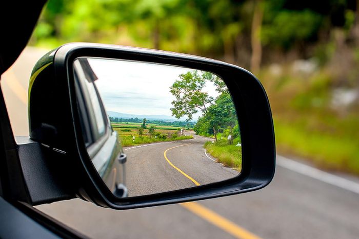 Điểm mù khi lái xe là một trong những nguyên nhân tiềm ẩn gây ra nhiều vụ tai nạn giao thông nghiêm trọng. Ảnh: Mirrow Car