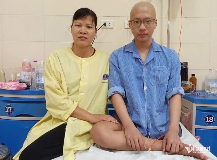 Mặc dù phải cầm cố nhà để lấy tiền chữa bệnh cho con nhưng điều chị Vân mong nhất là con có thể tiếp tục điều trị, sau này lắp được chân giả để tự đi lại và tiếp tục đến trường học