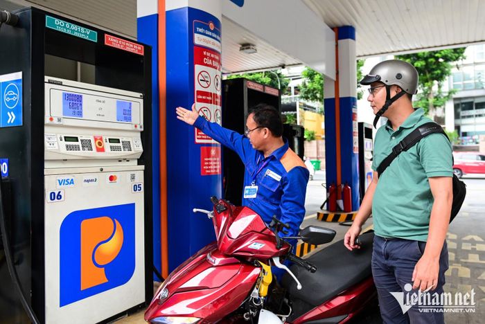 Giá xăng dầu trong nước chờ điều chỉnh. Ảnh: Nguyễn Huế