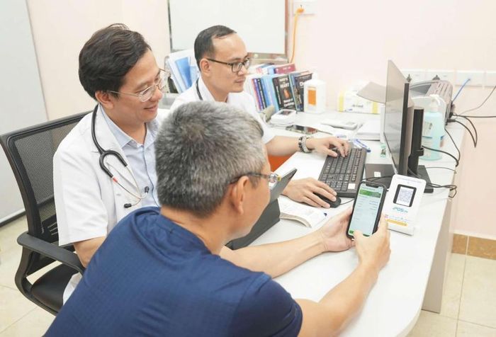 Bác sĩ Bệnh viện Bạch Mai khám cho bệnh nhân. Ảnh: Thạch Thảo