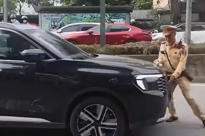 Cán bộ CSGT bị ô tô ủn trên đường Nguyễn Hoàng. Ảnh chụp màn hình