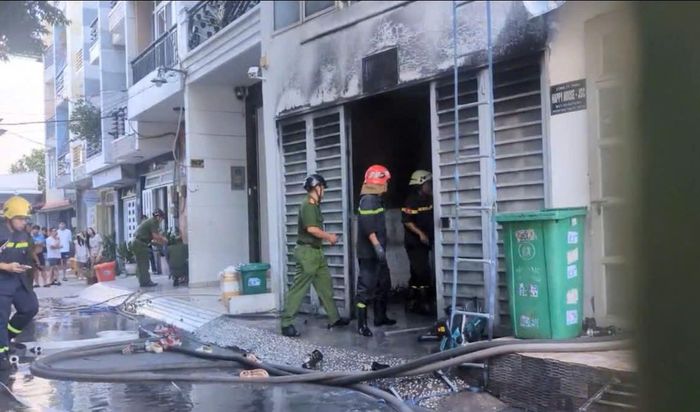 Cảnh sát PCCC và CNCH Công an TPHCM cùng các đơn vị nghiệp vụ khám nghiệm hiện trường vụ cháy. Ảnh: MT