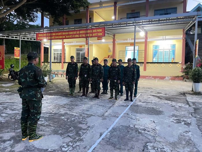 Lực lượng tham gia tìm kiếm thiếu niên mất tích. Ảnh: NTL