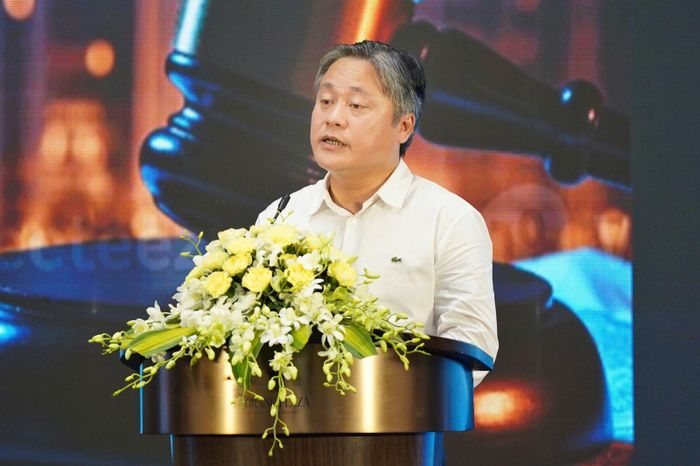 Ông Lê Anh Tuấn, Phó Cục trưởng Cục Chuyển đổi số quốc gia, cho biết nếu chủ đầu tư đã thực hiện đầy đủ việc lấy báo giá theo nguyên tắc công khai, minh bạch thì sẽ không phải chịu trách nhiệm đối với trường hợp doanh nghiệp kê khai giá không đúng thực tế hoặc nâng khống giá.