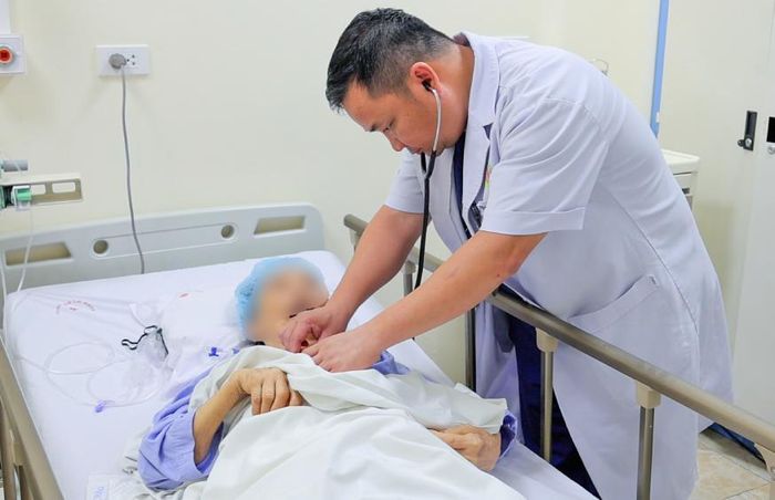 Bác sĩ khám cho bệnh nhân. Ảnh: BVCC.