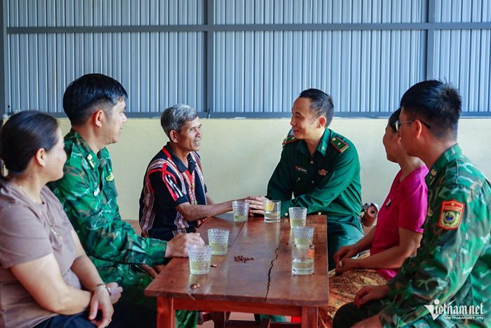 Cấp ủy, chính quyền địa phương cùng Bộ đội Biên phòng luôn đồng hành, giúp đỡ người dân gốc Campuchia ổn định cuộc sống. Ảnh: Ngọc Thu