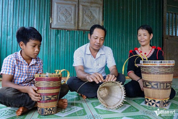 Gia đình anh Siu Lăn - chị Ksor Ven. Ảnh: Ngọc Thu
