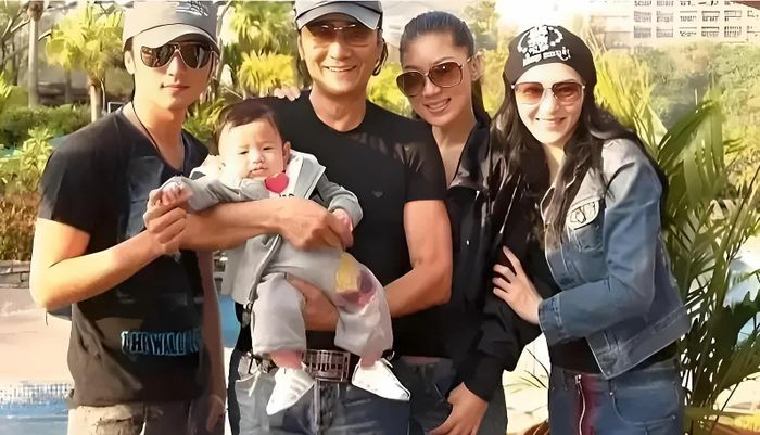 Tạ Hiền bế cháu nội - bé Lucas chụp ảnh cùng con trai Tạ Đình Phong, con gái Tạ Đình Đình và con dâu cũ Trương Bá Chi.