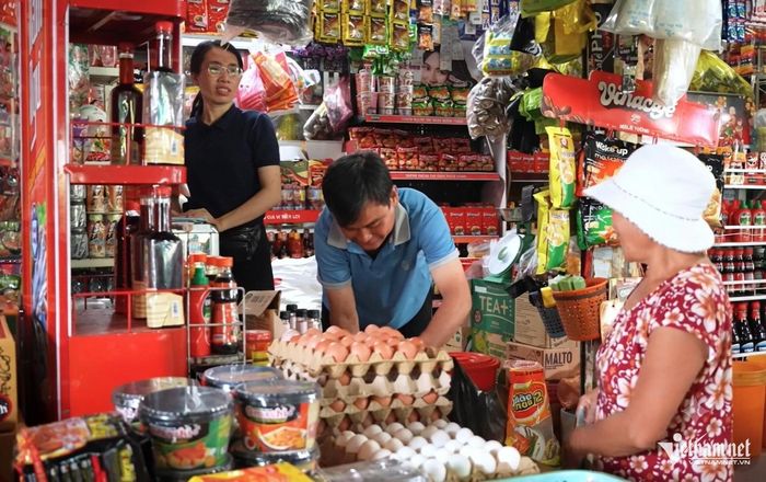 UBND tỉnh An Giang chỉ đạo các sở, ban, ngành và địa phương tăng cường các giải pháp tuyên truyền, hướng dẫn kỹ năng tiêu dùng an toàn, tập trung mạnh mẽ vào khu vực nông thôn, vùng biên giới, vùng đồng bào dân tộc thiểu số và các nhóm đối tượng dễ bị tổn thương.
