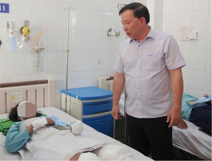 Ông Nguyễn Văn Út, Chủ tịch UBND TP Đồng Nai thăm hỏi, động viên các bệnh nhân. Ảnh: A.X