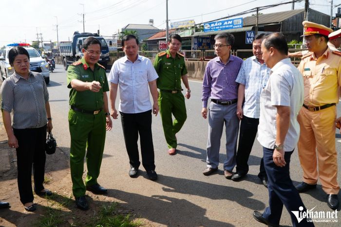 Lãnh đạo TP Đồng Nai kiểm tra hiện trường vụ tai nạn. Ảnh: Hoàng Anh