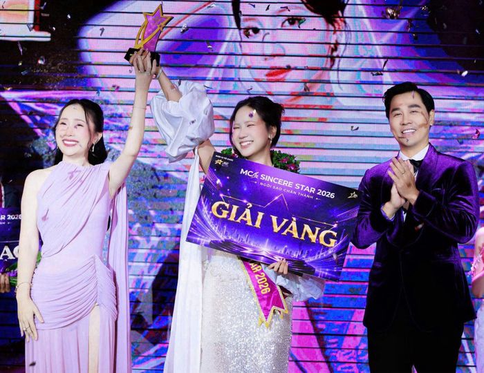 MC Hoài Hương (trái) và MC Nguyên Khang bên giải Vàng MCA Sincere Star 2026. Ảnh: BTC