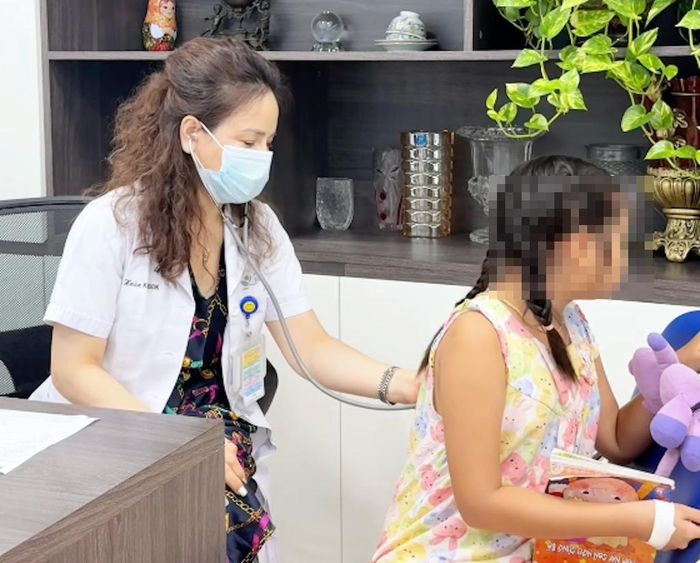 Trẻ mắc virus Adeno đi khám tại Bệnh viện Nhi Trung ương. Ảnh: V. Hiếu