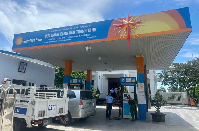 Lực lượng chức năng kiểm tra đột xuất tại cửa hàng xăng dầu Thanh Bình. Ảnh: Chi cục QLTT Nghệ An
