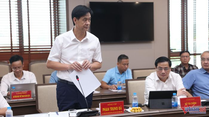 Phó Chủ tịch UBND tỉnh Lào Cai Phan Trung Bá phát biểu tại buổi làm việc.
