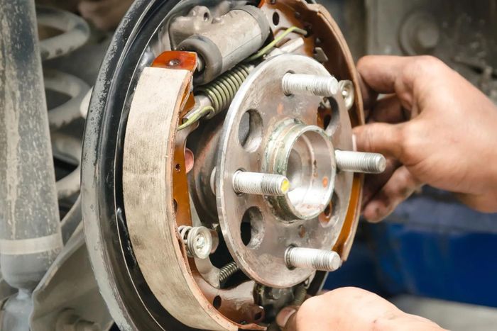 Má phanh tang trống thường có tuổi thọ khoảng 50.000-100.000 km. Ảnh: The Drive