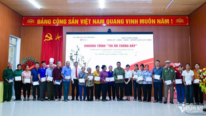 Đại diện Báo VietNamNet và lãnh đạo xã trao quà tới các gia đình chính sách, người có công tại xã Lực Hành. Ảnh: Thạch Thảo