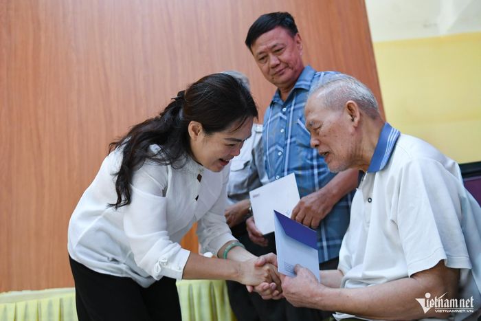Phó Giám đốc Sở Dân tộc và Tôn giáo Hoàng Thị Thắm trao quà của bạn đọc Báo VietNamNet tới các cựu chiến binh, gia đình người có công tại xã Lực Hành. Ảnh: Thạch Thảo