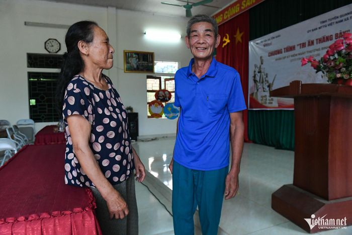 Gia đình thương binh Ma Đình Chẩn không giấu được niềm xúc động khi nhận quà