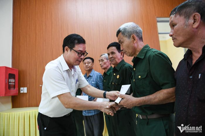Ông Nguyễn Văn Phong trao quà của bạn đọc Báo VietNamNet đến các cựu chiến binh ở xã Lực Hành. Ảnh: Thạch Thảo