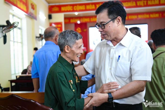 Ông Đặng Xuân Liệu (thương binh hạng 4/4 ở thôn 8, xã Lực Hành) xúc động bày tỏ với Phó Tổng Biên tập Báo VietNamNet Nguyễn Văn Phong trước sự tri ân của bạn đọc đối với gia đình ông nói riêng và các gia đình chính sách nói chung. Ảnh: Thạch Thảo